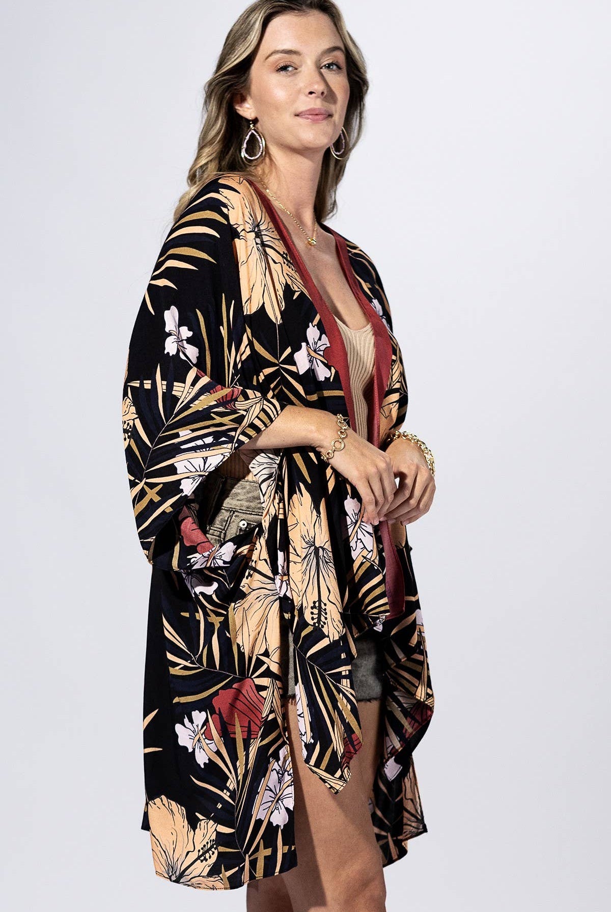 Black Hibiscus Contrast Trim Kimono { product_type }}