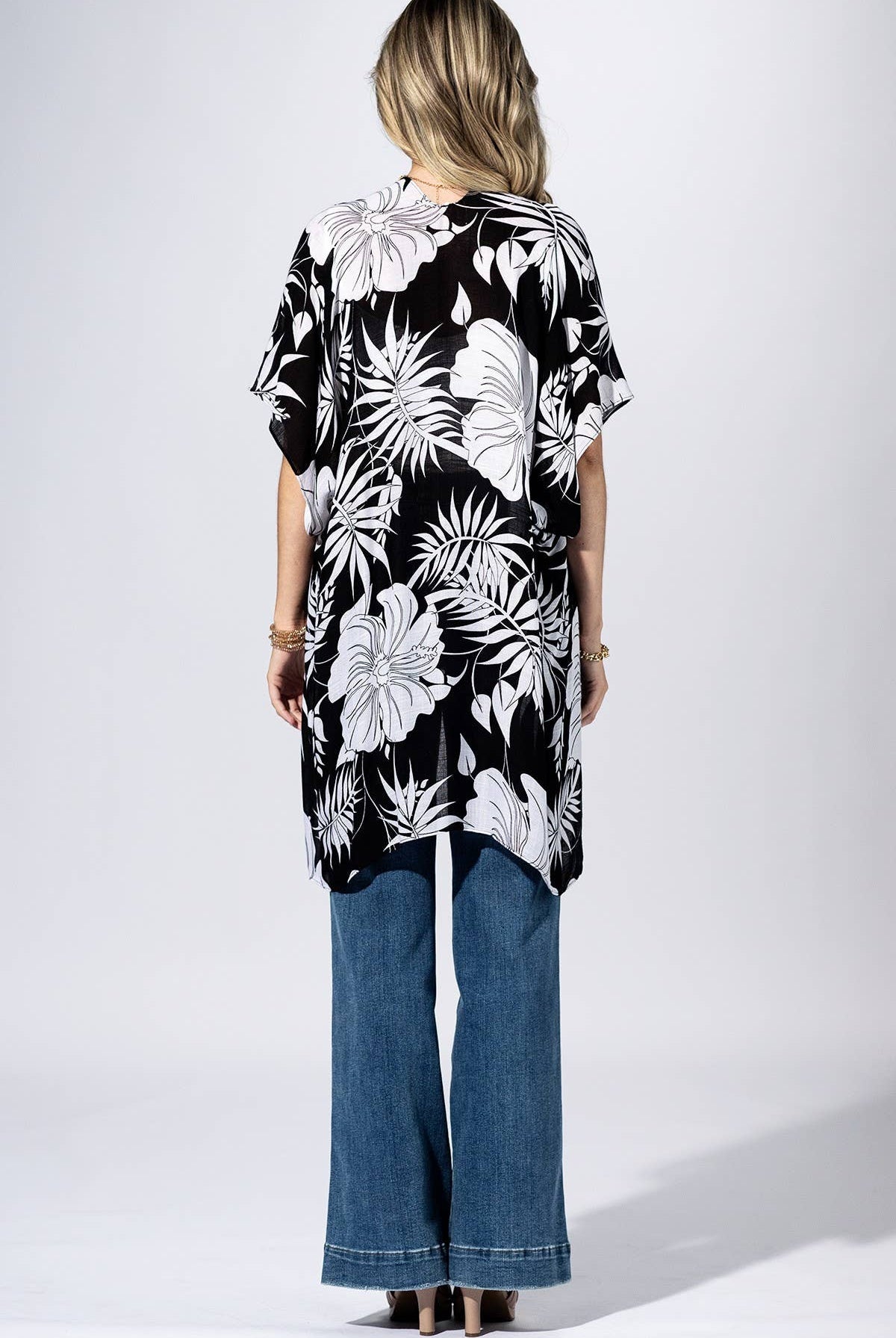 Onyx Tropical Leaf Kimono { product_type }}