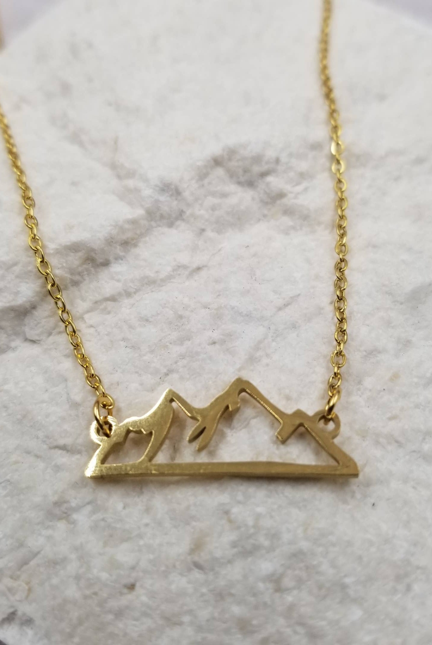 Mountain Cutout Necklace: Gold { product_type }}