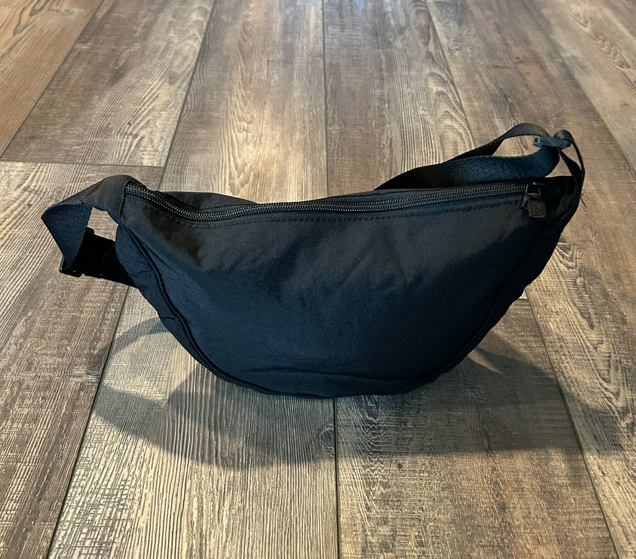 Crescent Crossbody Bag: Black { product_type }}