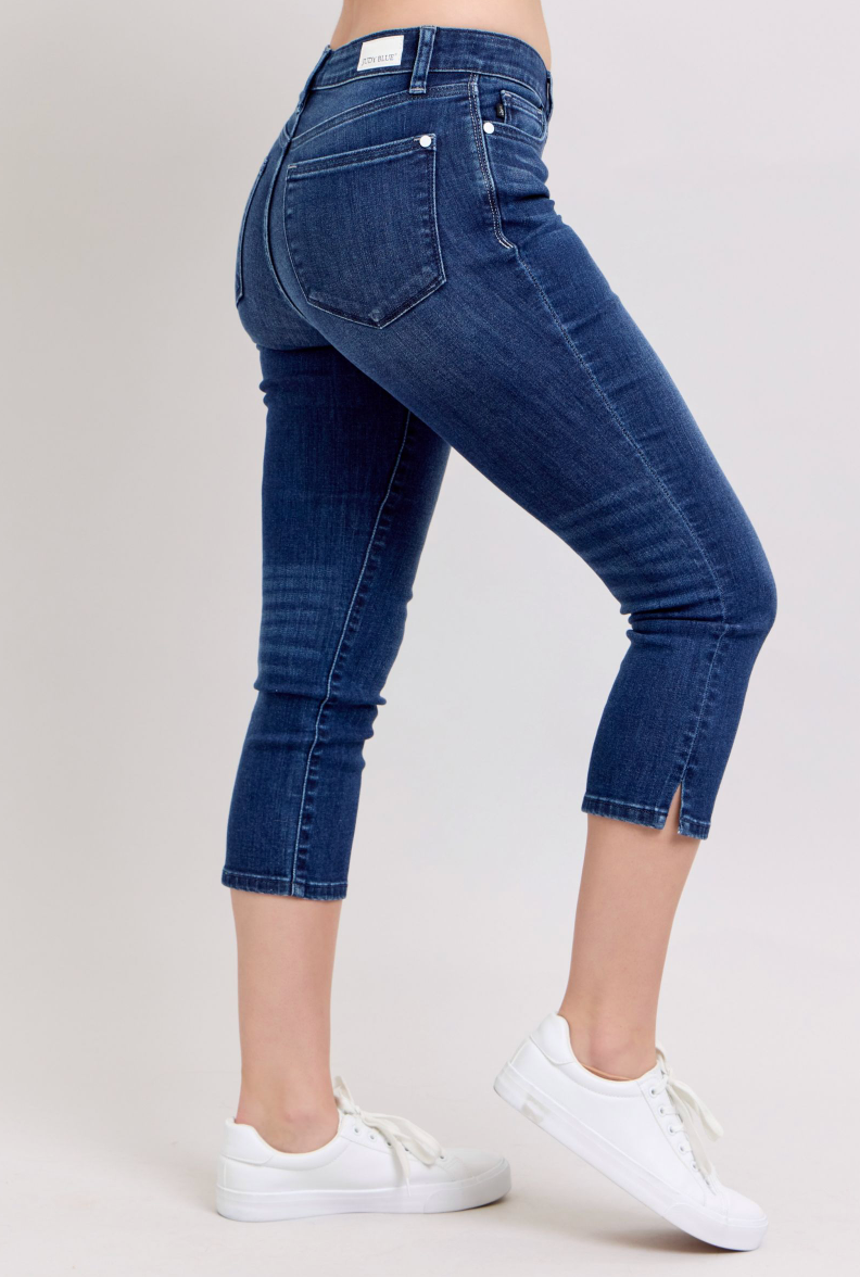 Judy Blue Dark Wash Capris { product_type }}