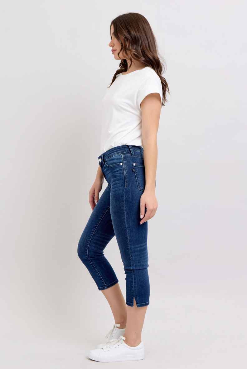 Judy Blue Dark Wash Capris { product_type }}