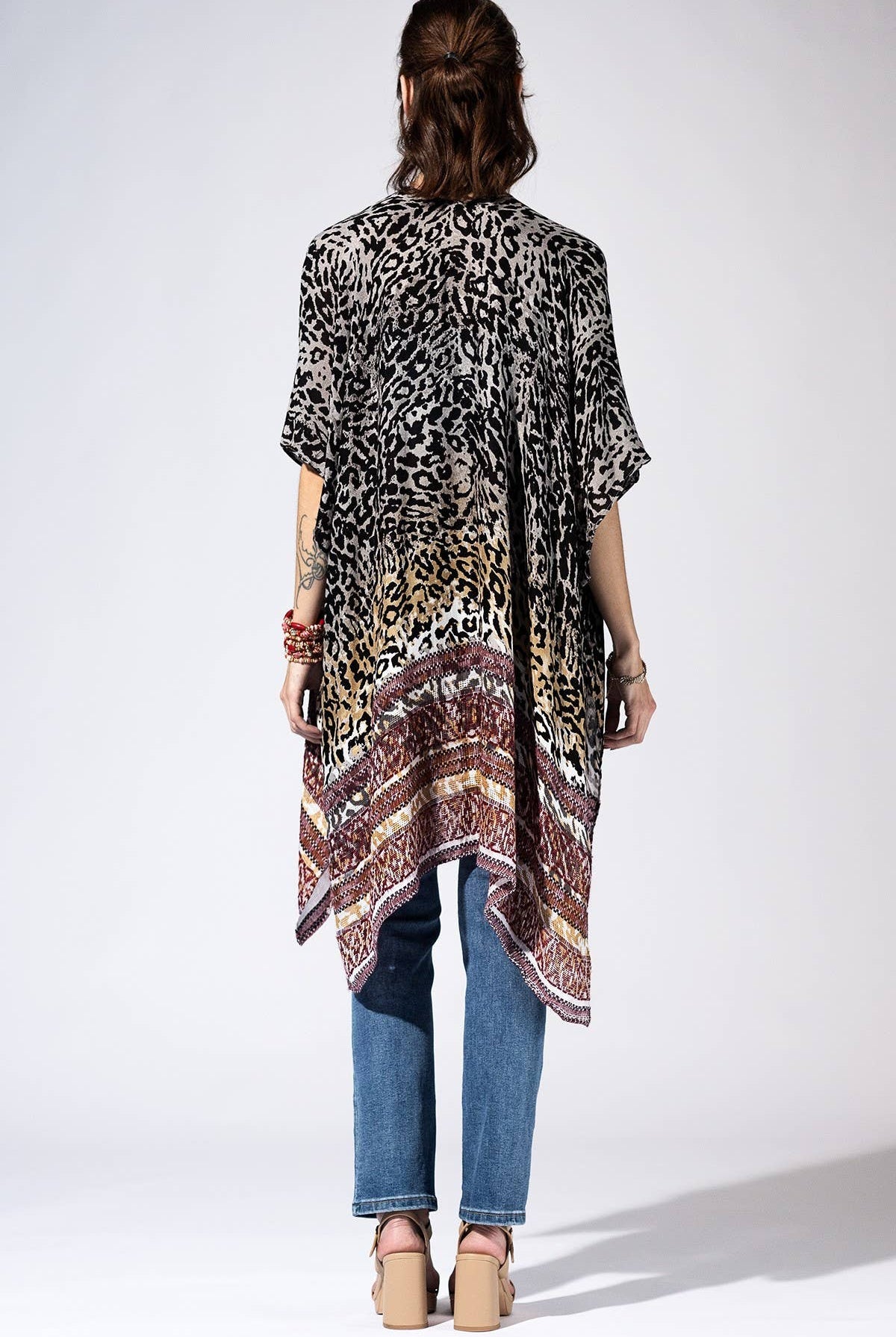 Carbon Leopard Border Kimono { product_type }}