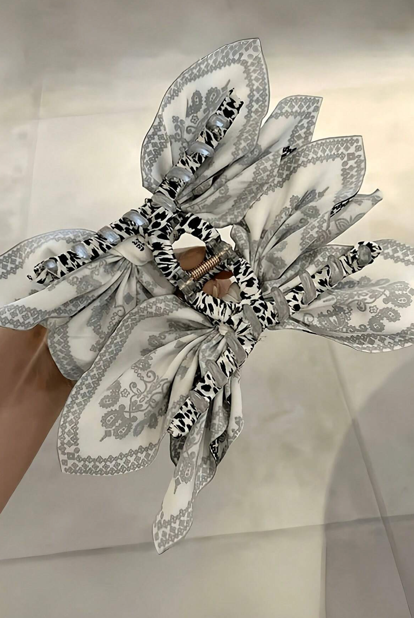 Black and White Bow Hair Clip { product_type }}