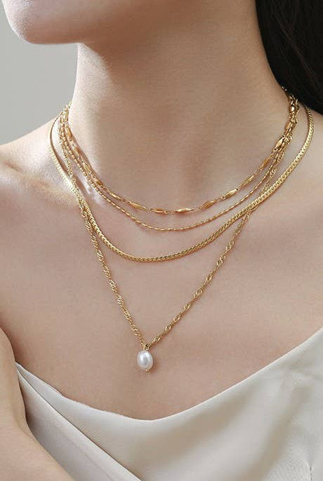 Gold Layer Necklace with Pearl { product_type }}