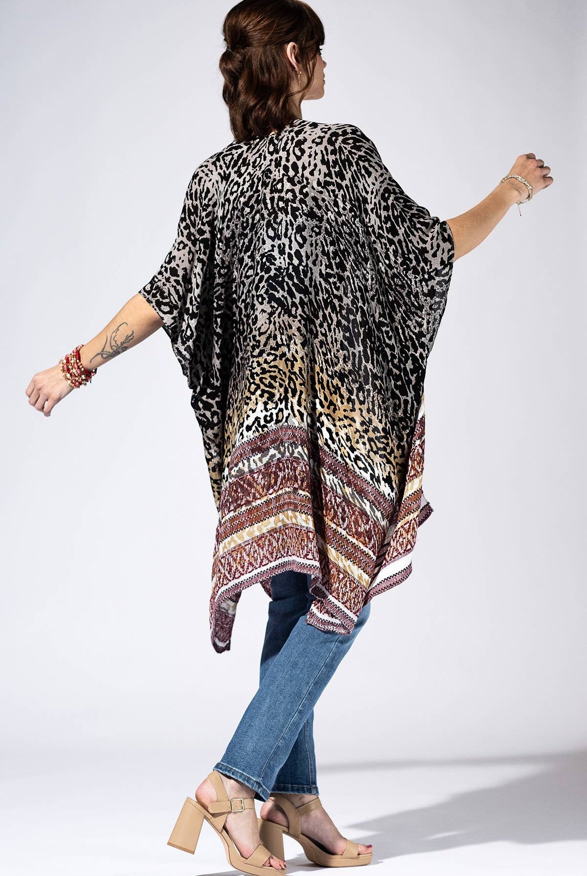 Carbon Leopard Border Kimono { product_type }}
