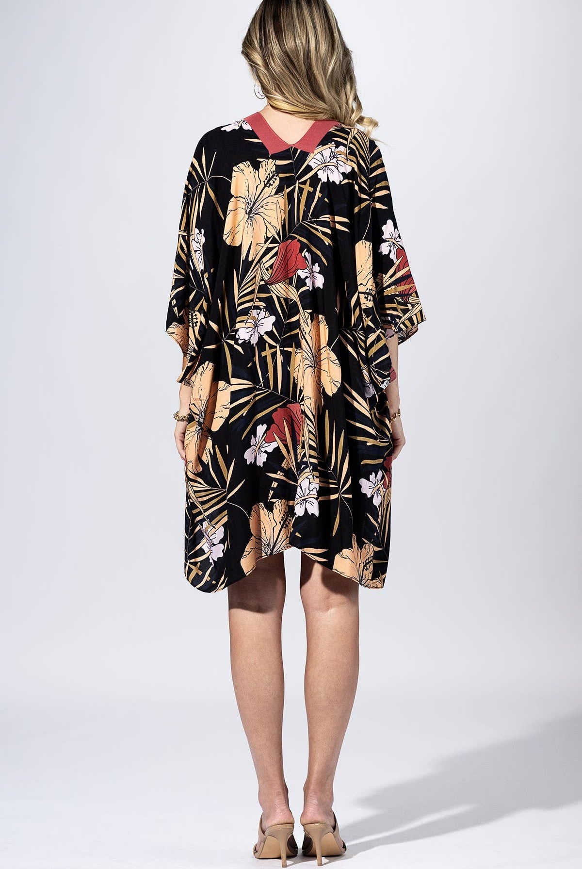 Black Hibiscus Contrast Trim Kimono { product_type }}