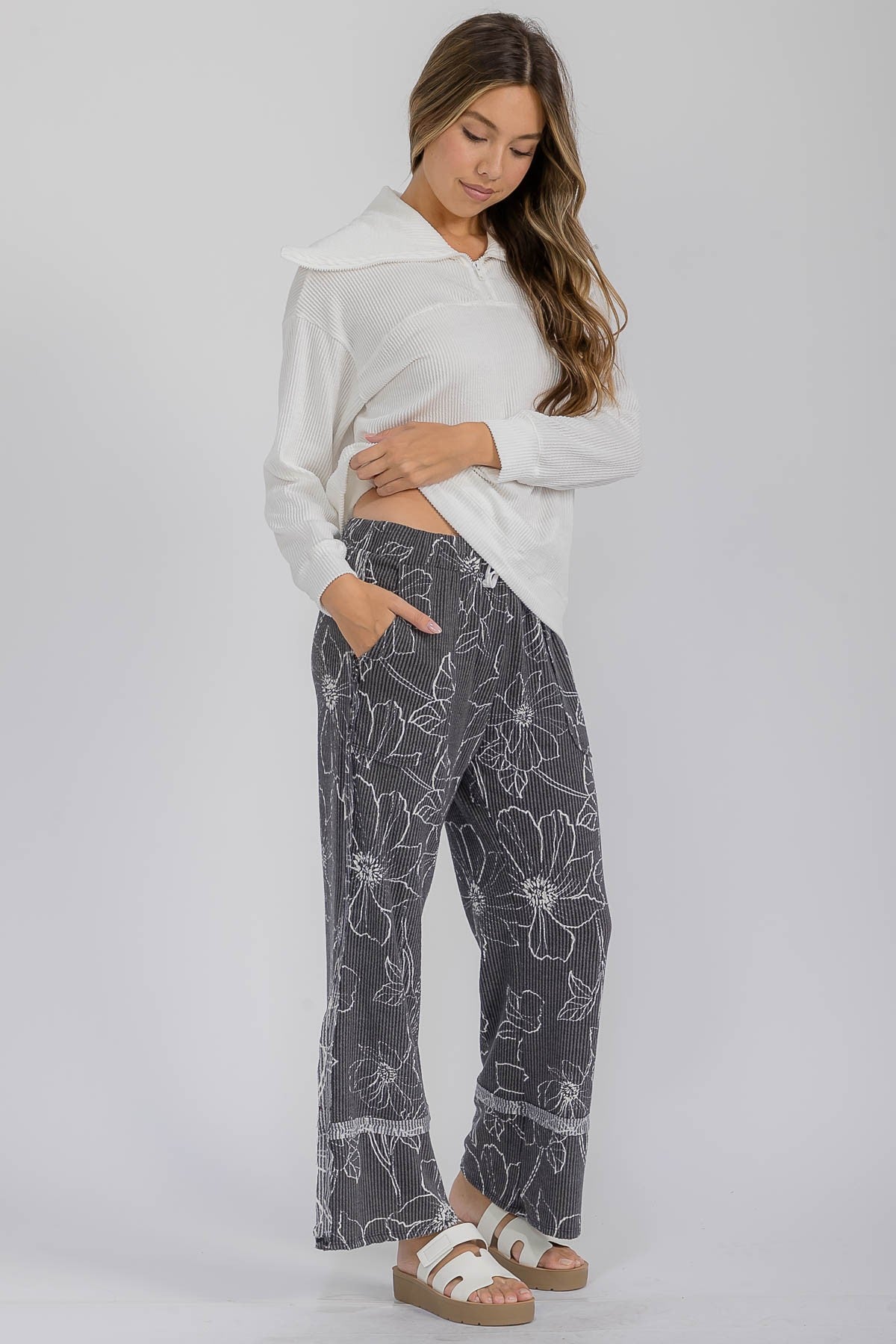 Flowy Floral Pants { product_type }}