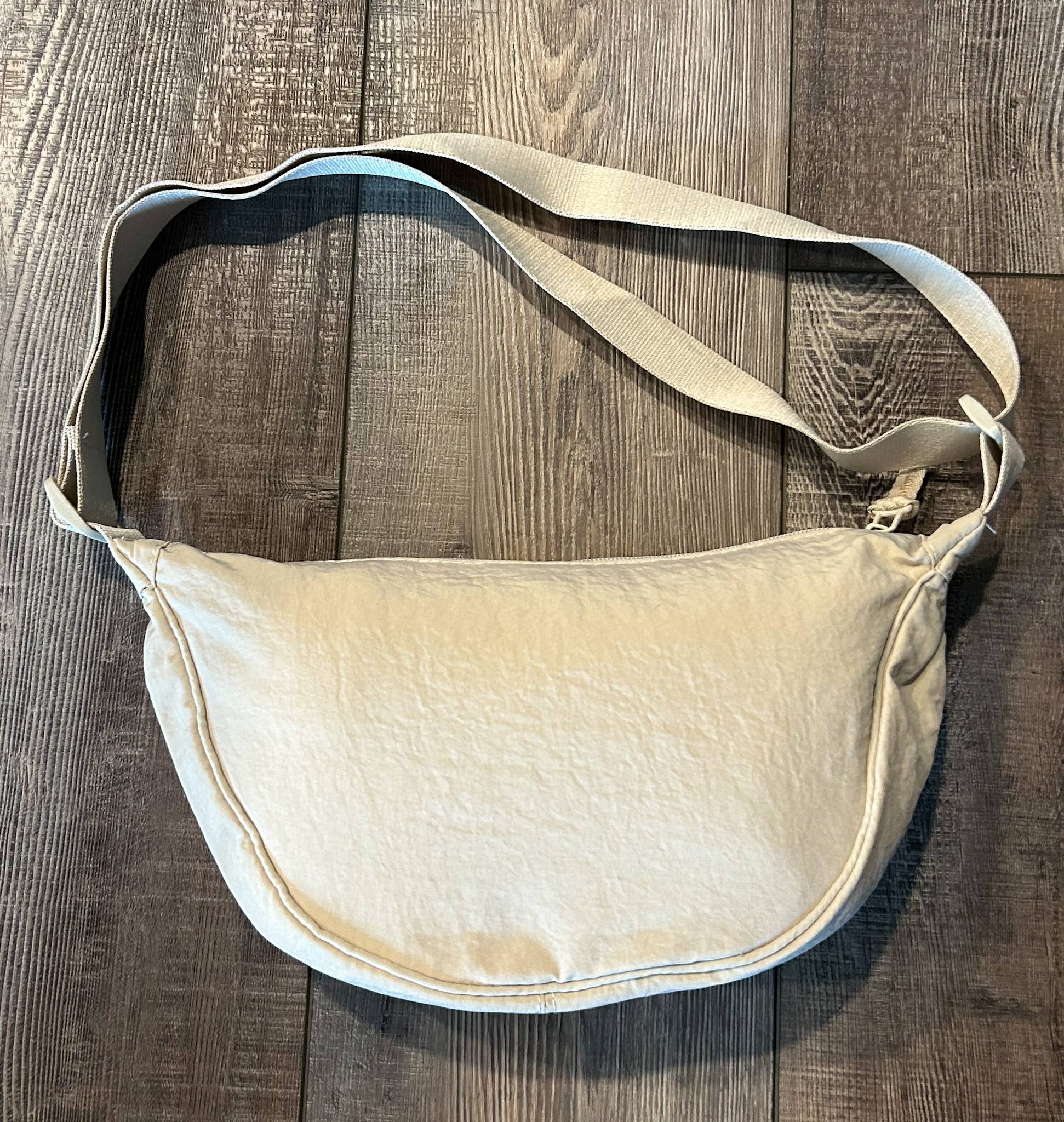 Crescent Crossbody Bag: Cream { product_type }}