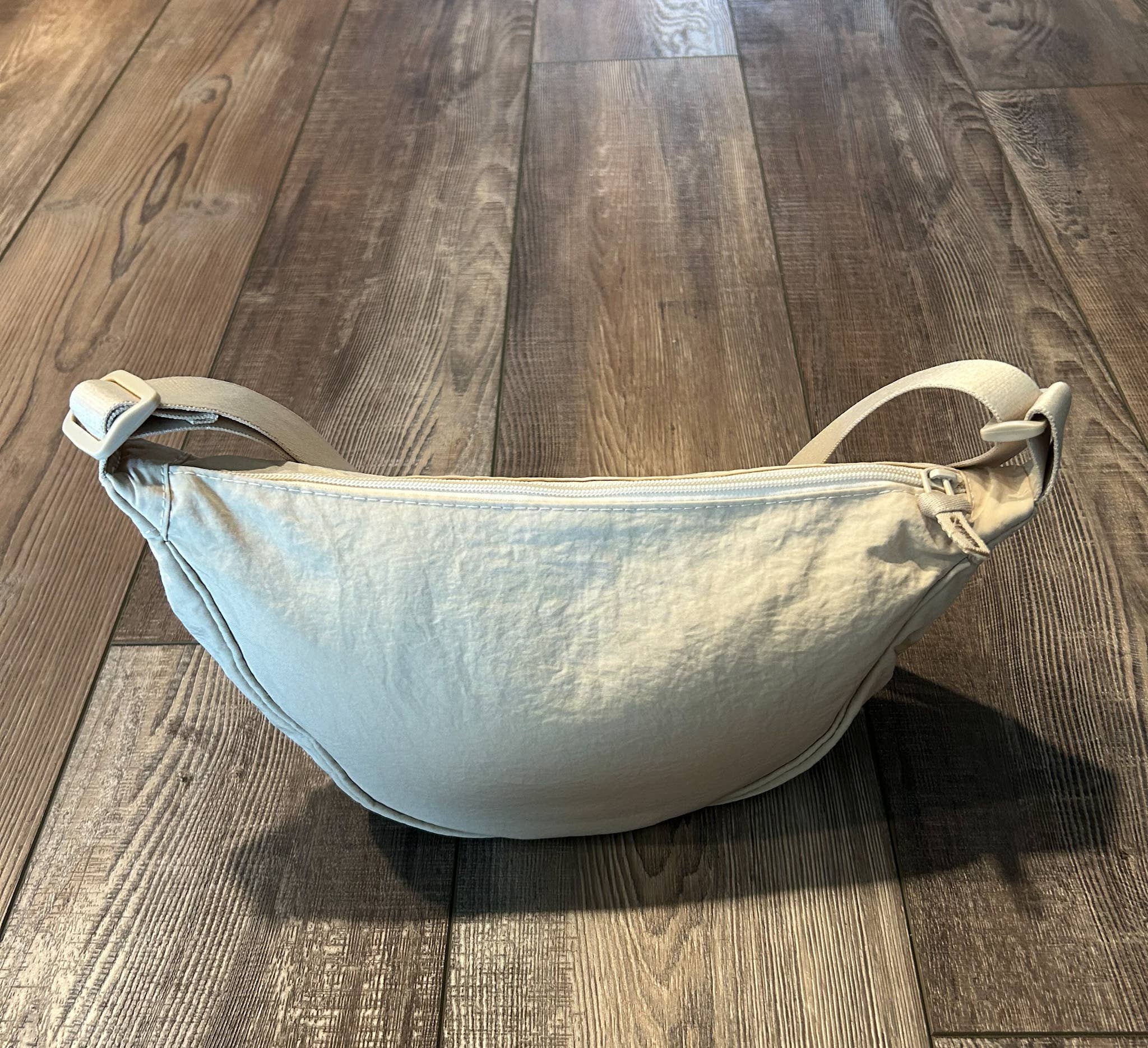 Crescent Crossbody Bag: Cream { product_type }}