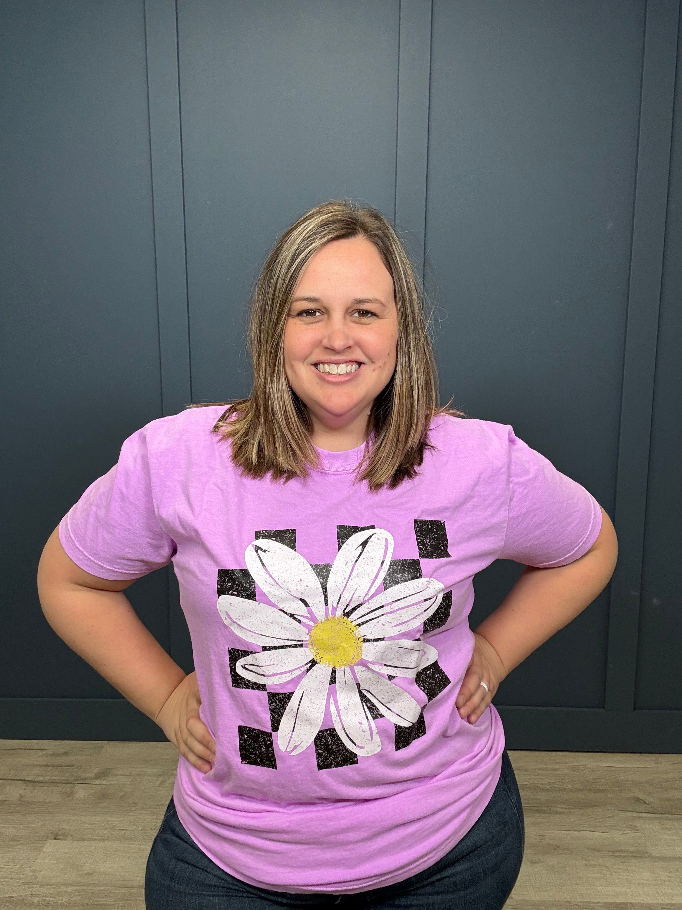 Daisy tee-Graphic Tees-Tres Birdos Graphic Tees-Three Birdies Boutique, Women's Fashion Boutique Located in Kearney, MO