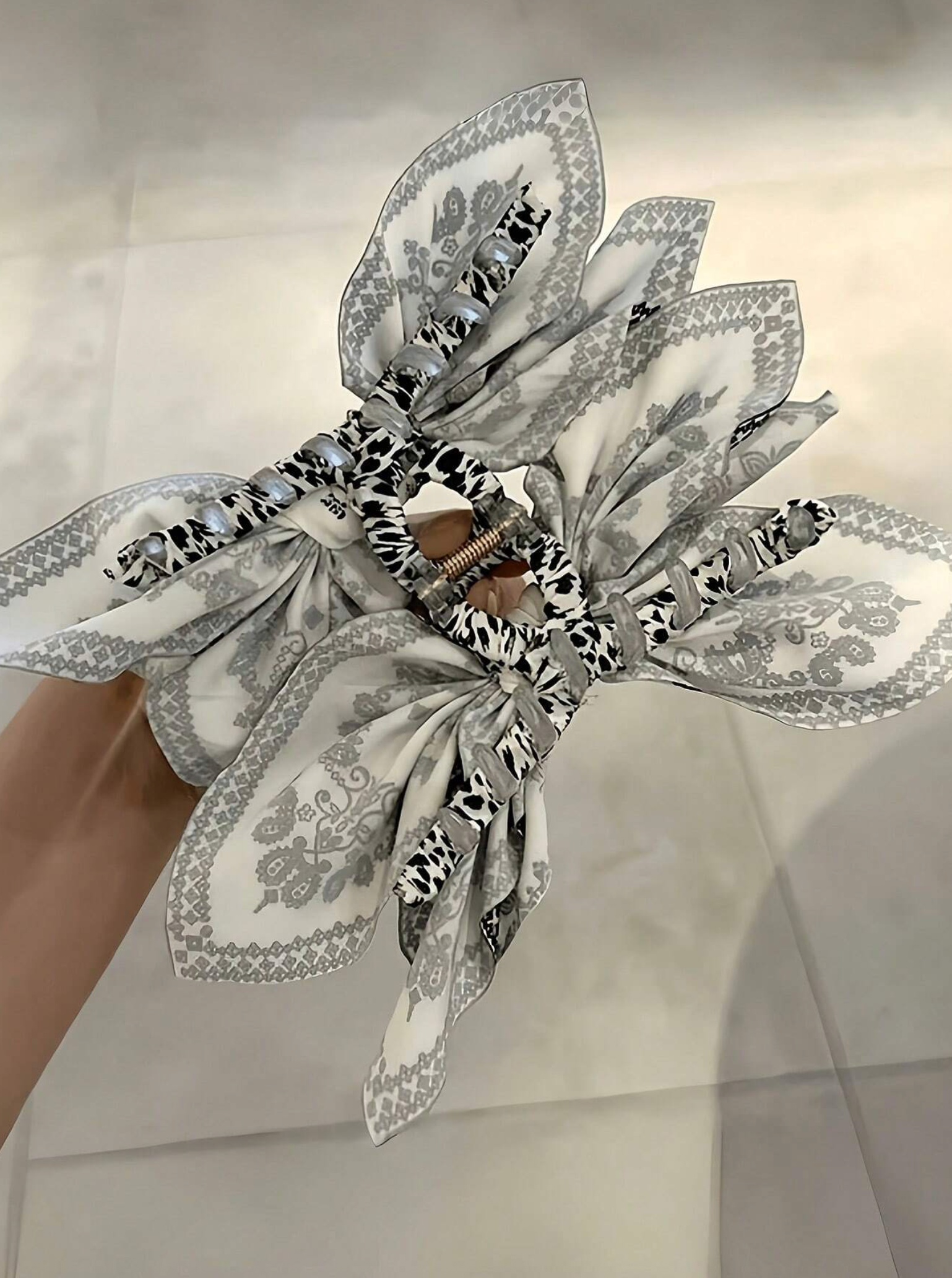 Black and White Bow Hair Clip { product_type }}